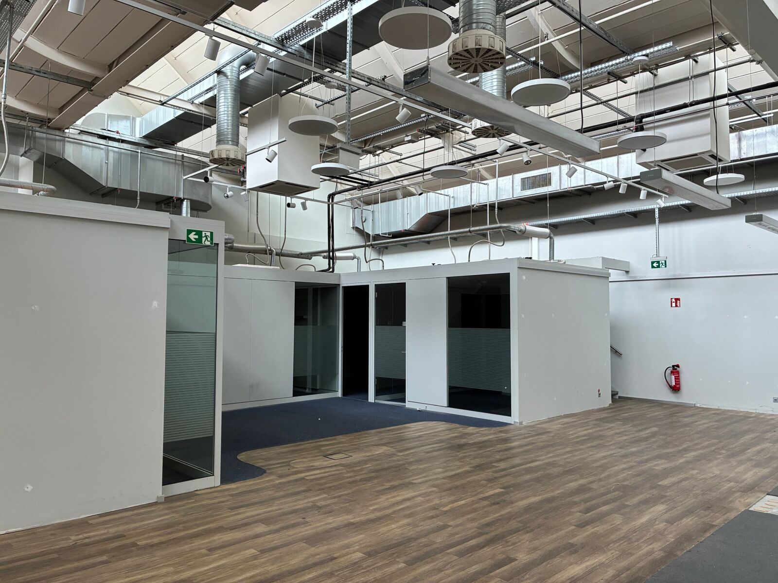 Halle mit Besprechungs-/Büromodulen