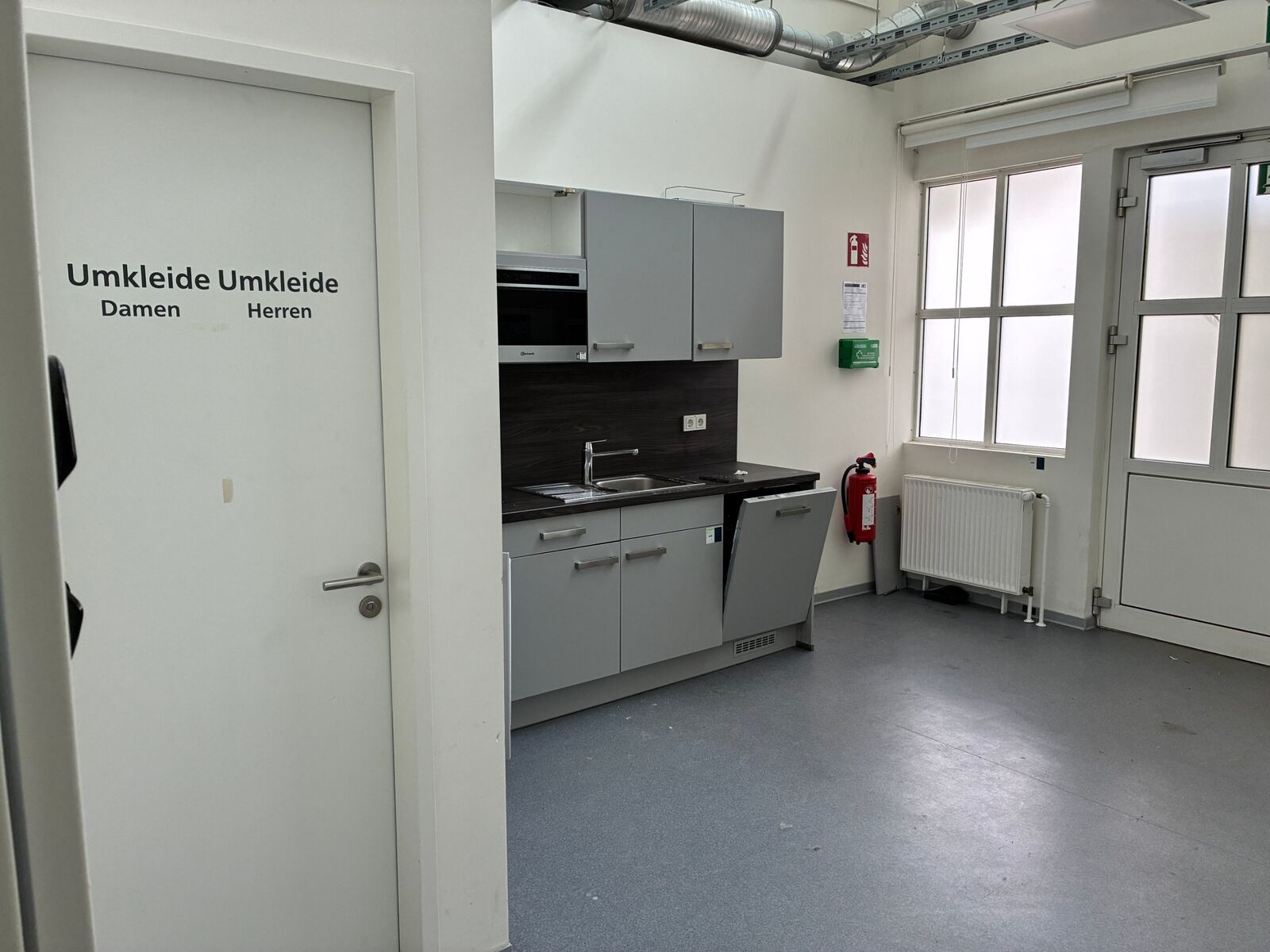 Sozialraum mit Küchenzeile und Umkleiden