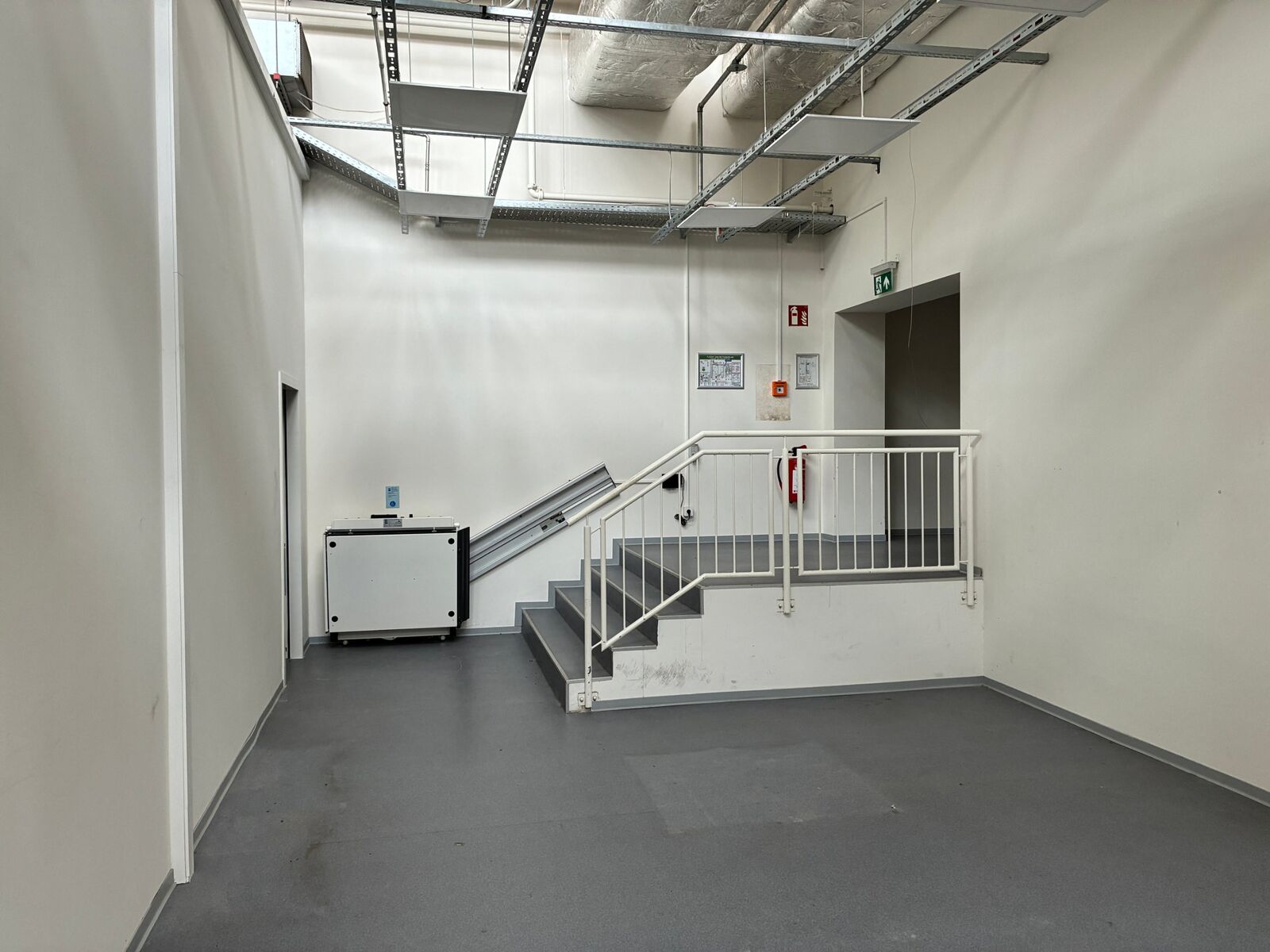 Treppenaufgang mit Plattformlift (barrierefrei)